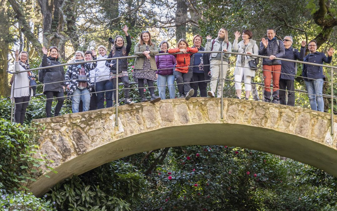Outokairan hallituksen jäseniä Portugalissa, ihmiset seisovat sillalla ja vilkuttavat kameralle.