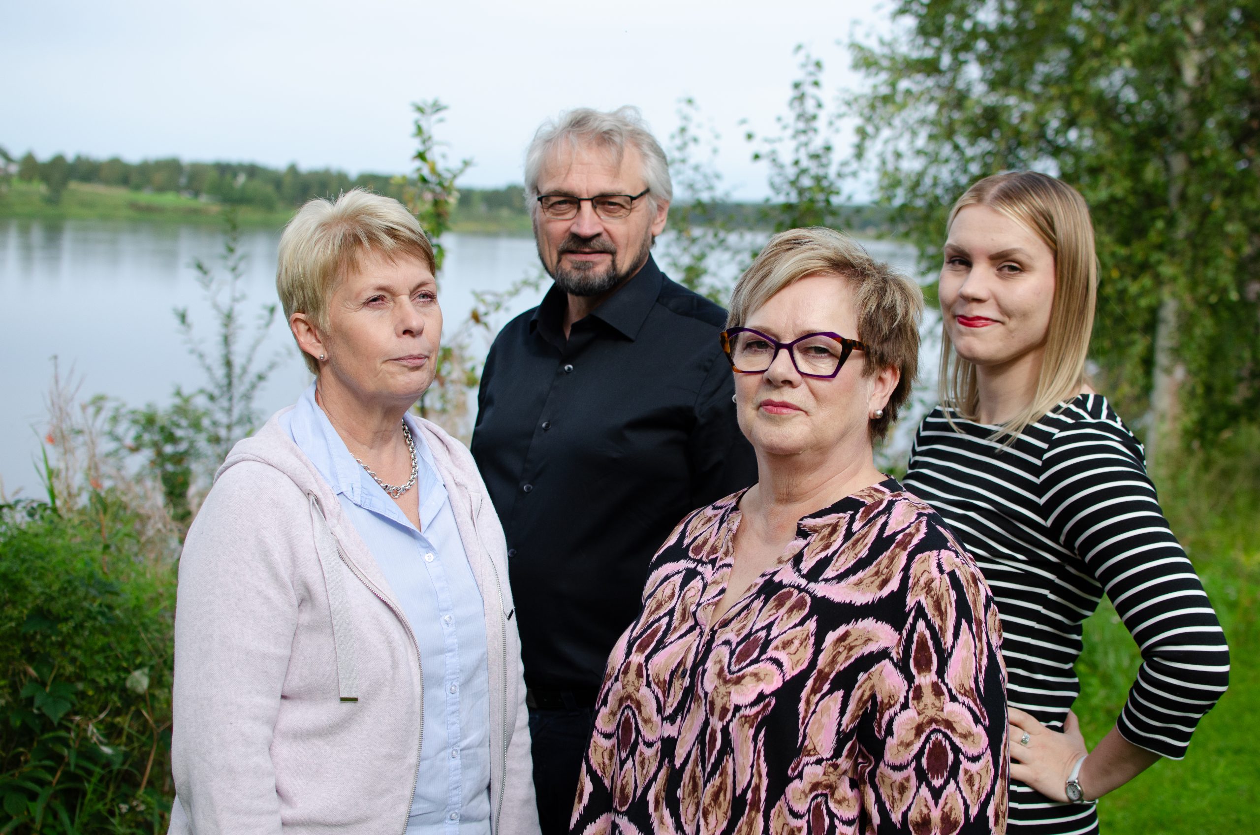 Hilkka Konttaniemi, Hannu Rinne, Anne Anttila ja Johanna Asiala vehreän jokimaiseman edessä.