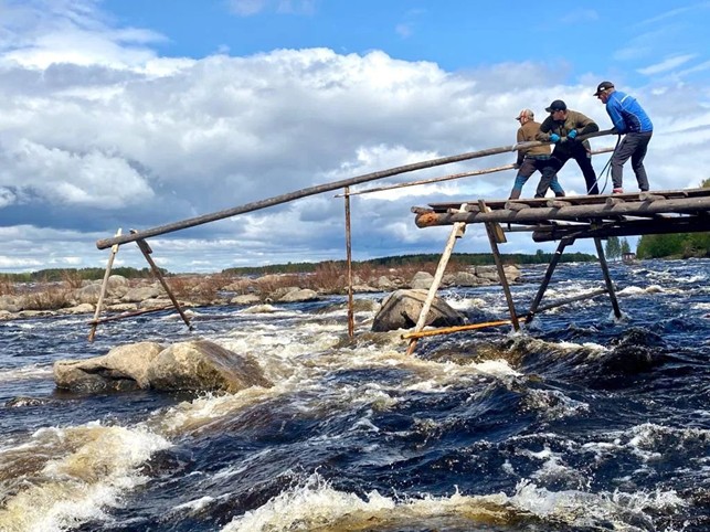 kukkola Kuva2 Talkoolaiset krenkkuja patoamassa. Kuvaaja: Jaakko Heikkilä